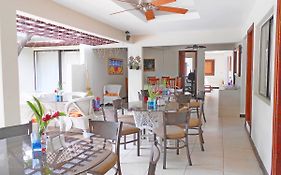 Hotel Maracas Inn